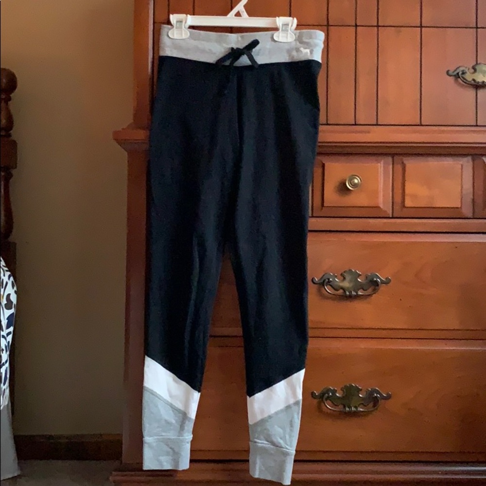 PINK leggings in black, grey and white. Size small